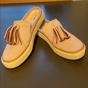 Tom’s suede pink slides
